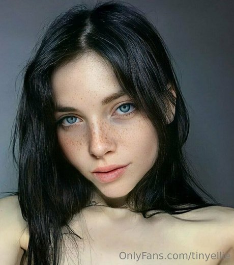 tinyellie actrice exclusive photos