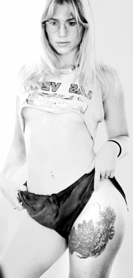 Yana Gold étoile parfaite photos