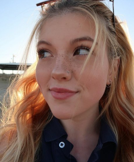 Elsuzannee actrice chaude galeries