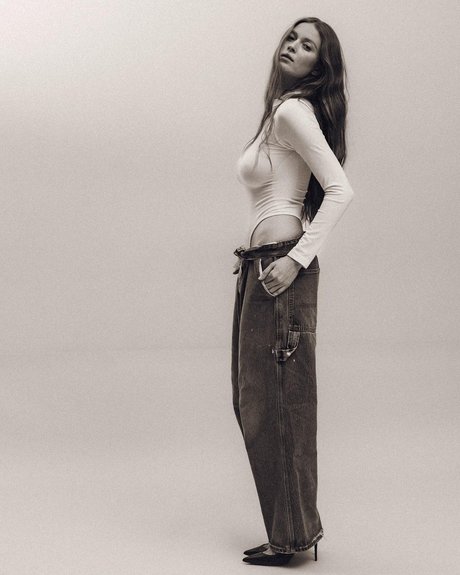 Larsen Thompson art de star du porno archive