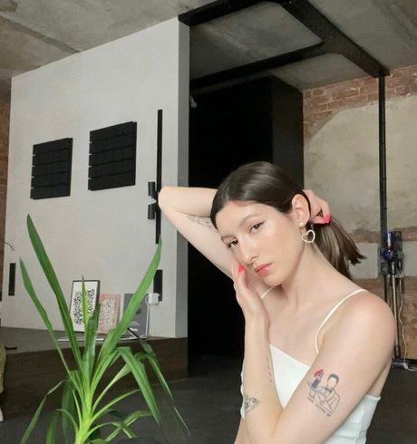 Aloona Larionova jolie star du porno image