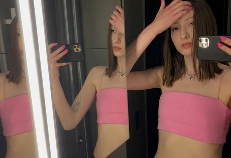 Aloona Larionova jolie étoile galeries