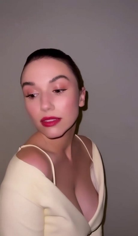 Grace Caroline Currey nus star du porno photos