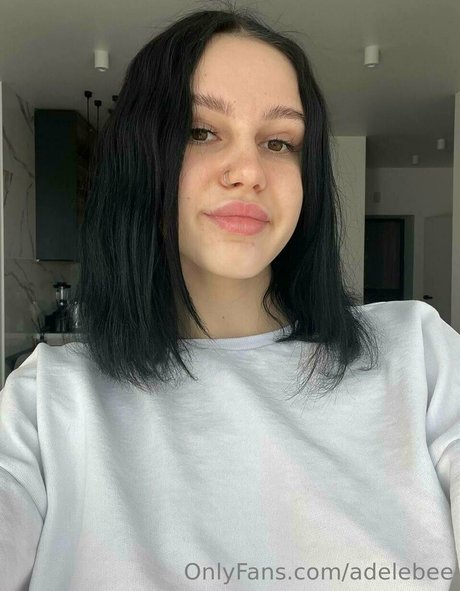 adelebee actrice sexy image