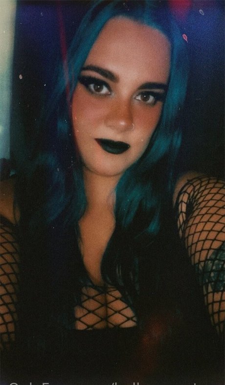 bella monstera modèle chaud img