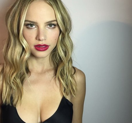 Halston Sage jolie star du porno archive
