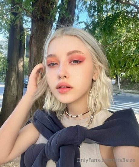 tits3size modèle artistique photos