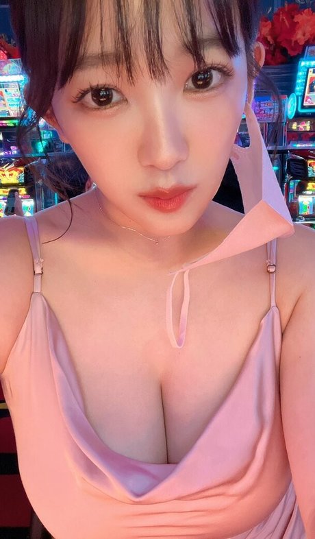 Jun Amaki modèle nu des photos