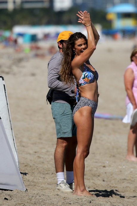 Nina Agdal actrice nue archive