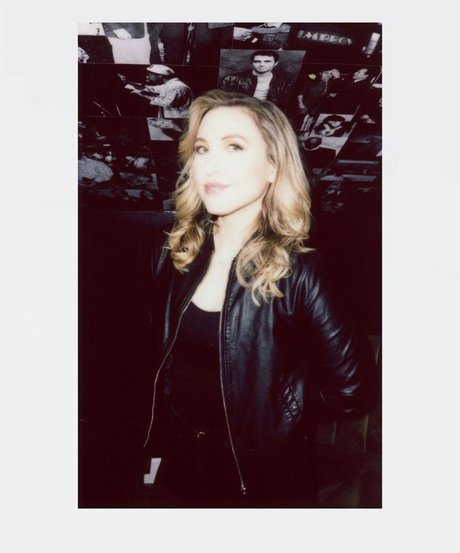 Taylor Tomlinson art modèle img