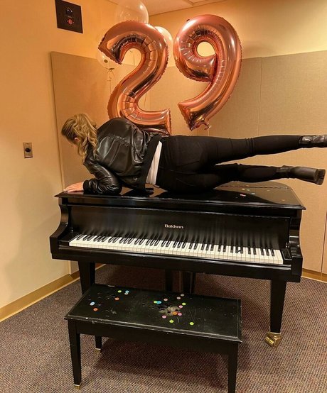 Taylor Tomlinson mannequin photo