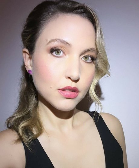 Taylor Tomlinson modèle nu img