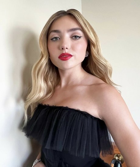 Peyton List star du porno sexy archive