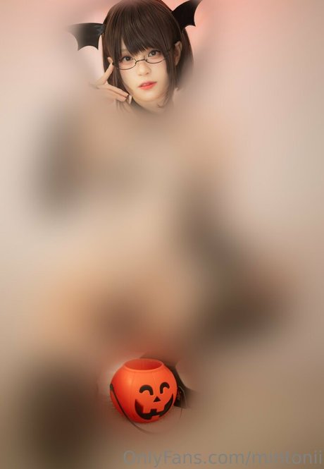 mintonii actrice de nus photo