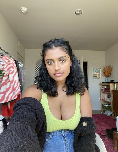 Yamini Nambimadom star du porno en haute qualité image