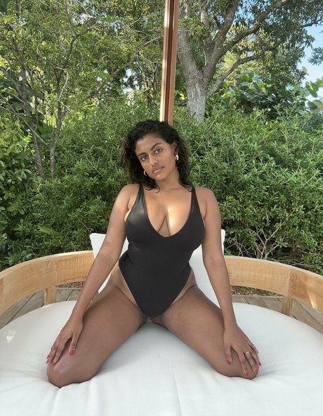 Yamini Nambimadom joli modèle images