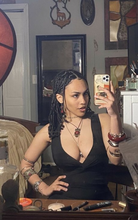 Aaliyeezy modèle exclusif archive