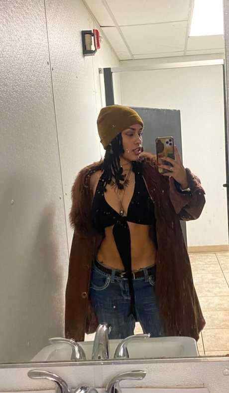 Aaliyeezy modèle de haute qualité archive