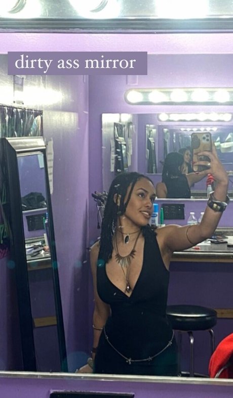 Aaliyeezy joli modèle des photos