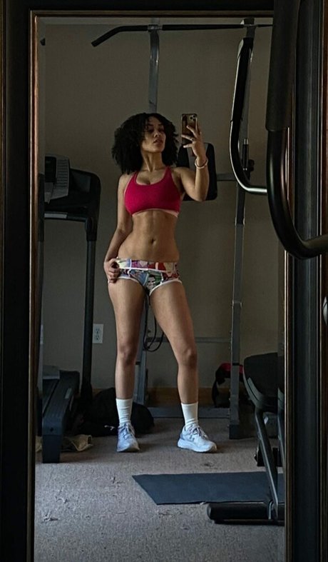 Aaliyeezy modèle gratuit des photos