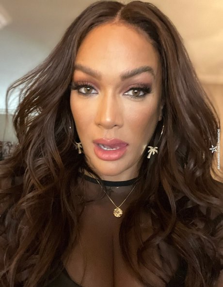 Nia Jax belle actrice images