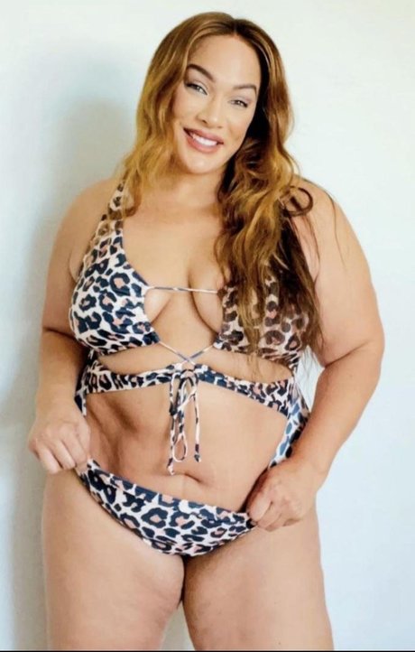Nia Jax modèles nus galeries