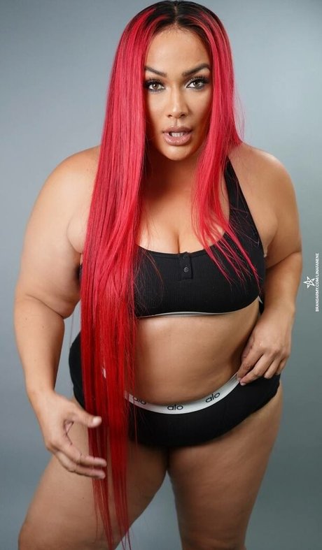 Nia Jax modèle xxx photo