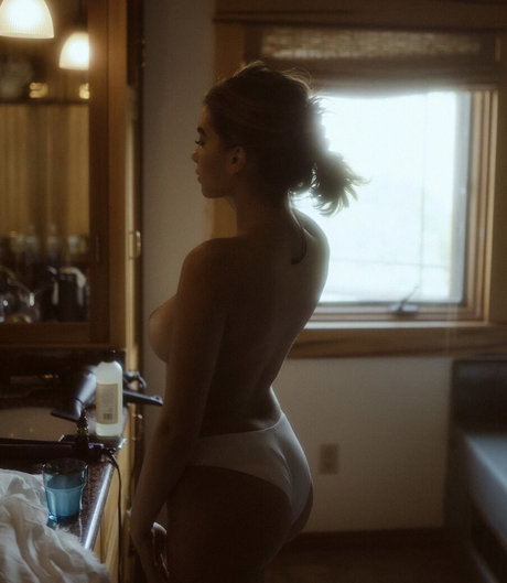 Ari Nicholle Gold modèle pornographique archive