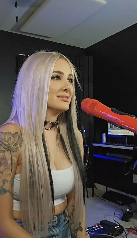 Addie Nicole Amick star du porno belle img