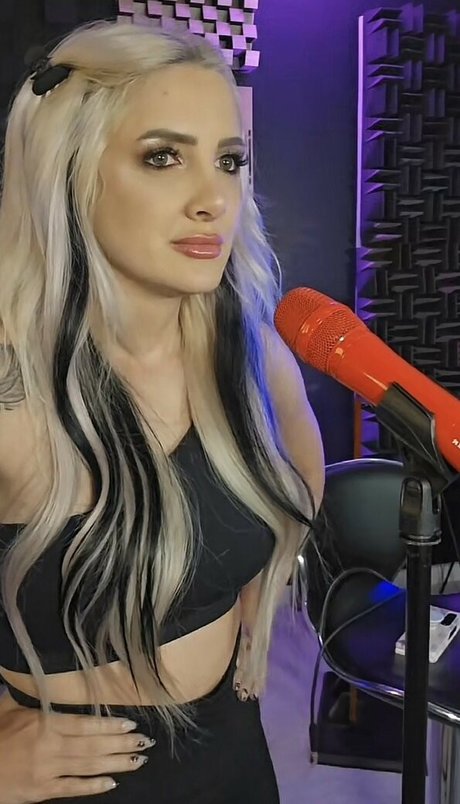 Addie Nicole Amick modèle érotique img