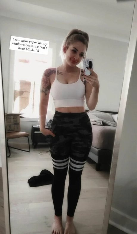 Addie Nicole Amick modèle sexy image