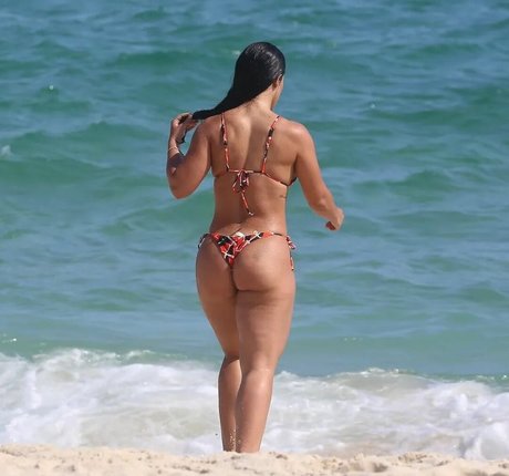 Larissa Tomasia modèle parfait archive