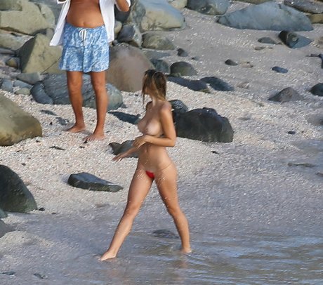 Alexis Ren étoile de l'art galeries