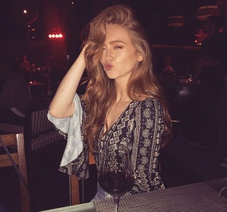 Holly Hicks haut étoile des photos