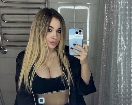 Anna Kostenko modèle adulte archive