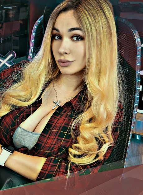 Anna Kostenko modèle nu collection