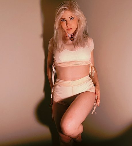 Majijej modèle érotique photo