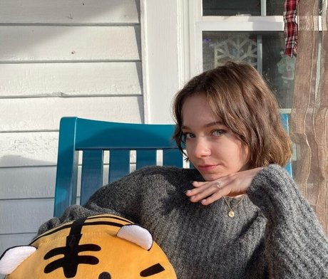 Emma Myers nus de stars du porno image