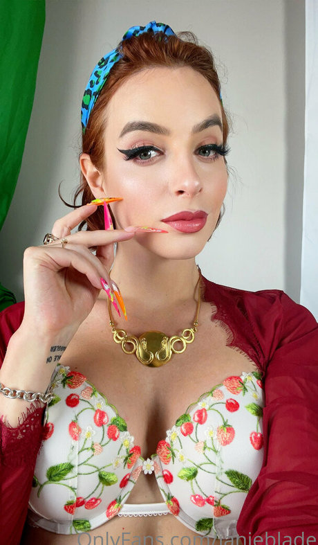 Janie Blade modèle nu image