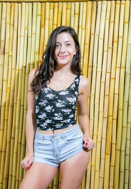 milf blonde aux courbes onlyfans chaud en haute qualité image