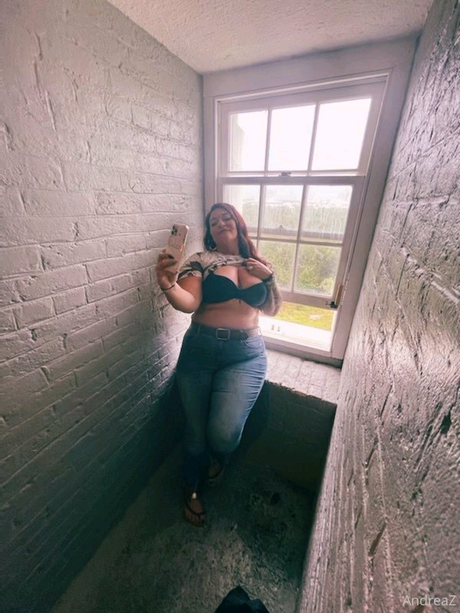 Andrea Zendejas modèle sexy des photos