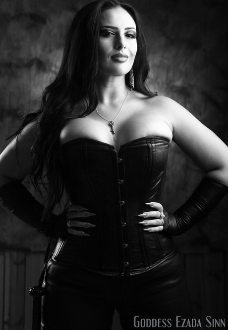 Ezada Sinn modèles nus photos