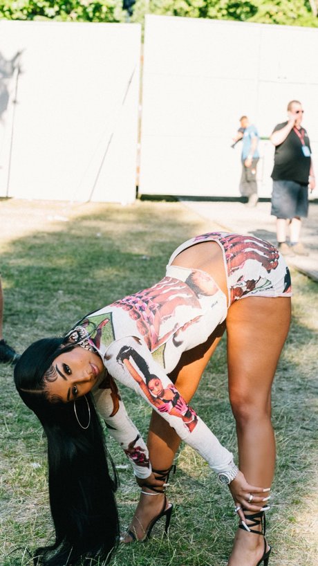 aisselles poilues onlyfans assez nue galerie