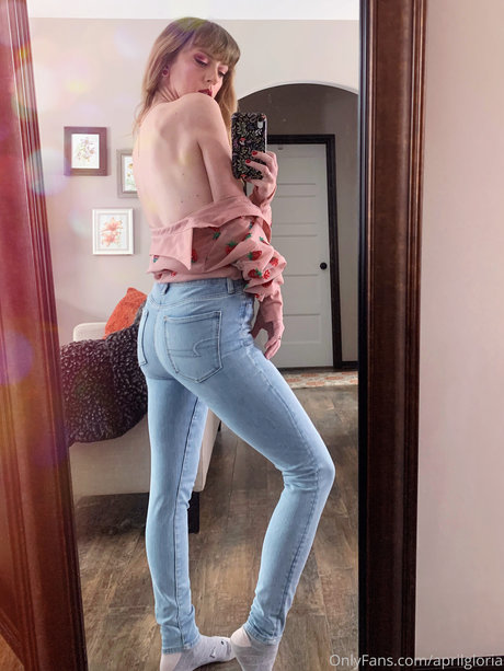 April Gloria actrice libre des photos