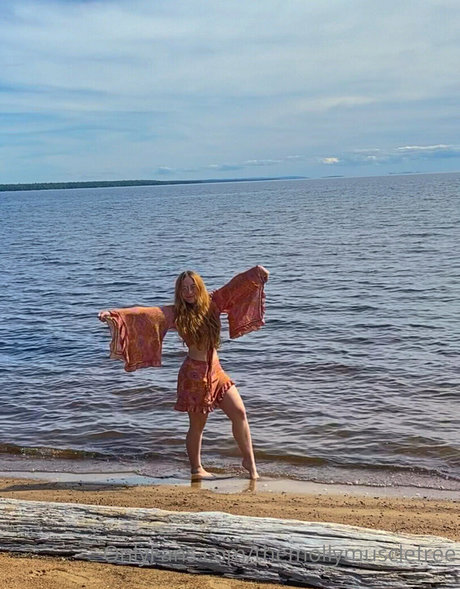 chatte nue onlyfans belle exclusivité image