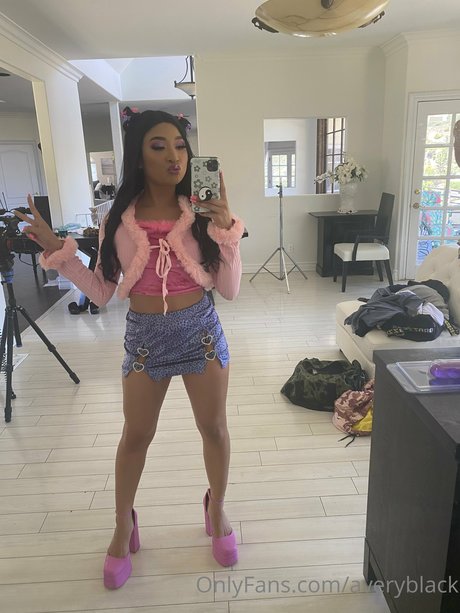 Avery black modèle sexy galerie