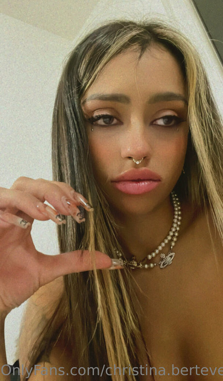 Christina Bertevello modèles nus photo