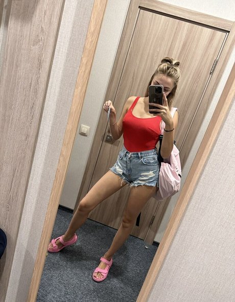 busya18plus star pornographique photos