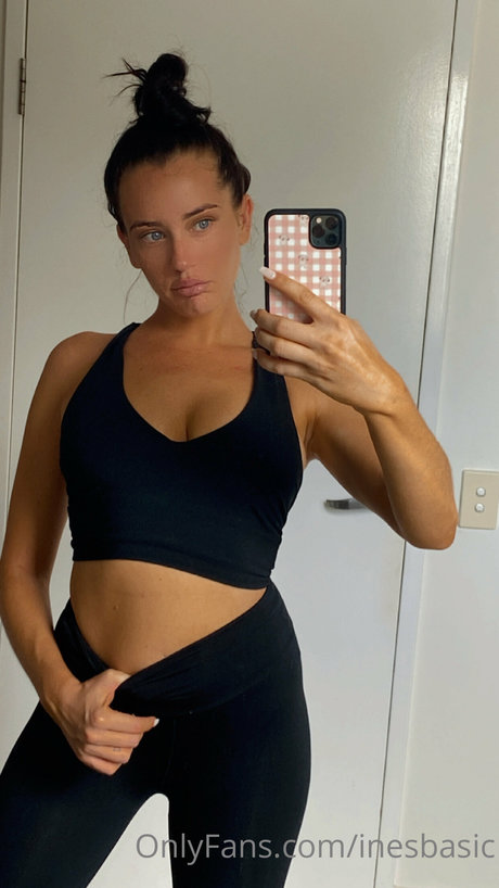 Ines Basic_ star érotique photos