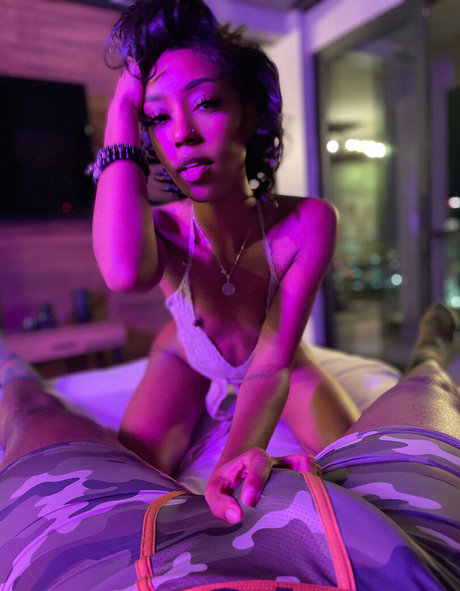 petits seins potelés onlyfans nu en haute qualité image